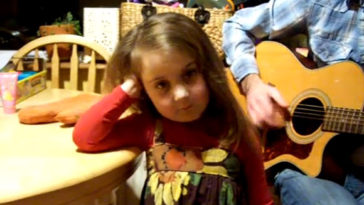 Αξιολάτρευτο κορίτσι 5 ετών τραγουδάει το Own Side Now