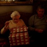 Γιαγιά παίρνει το καλύτερο δώρο Χριστουγέννων