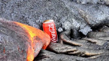 Τι συμβαίνει αν βάλουμε μια Coca Cola σε ηφαιστειακή λάβα;
