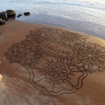Ζωγραφιές στην άμμο... με μια τσουγκράνα!