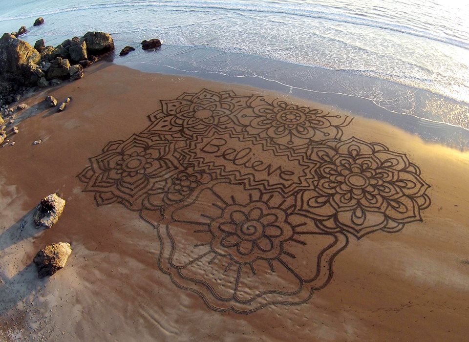 Ζωγραφιές στην άμμο... με μια τσουγκράνα!