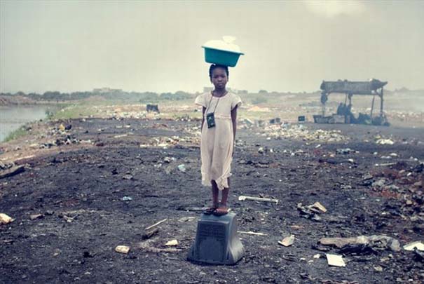 Η 9χρονη Adjoa, πουλά μικρές τσάντες με νερό στους εργαζομένους