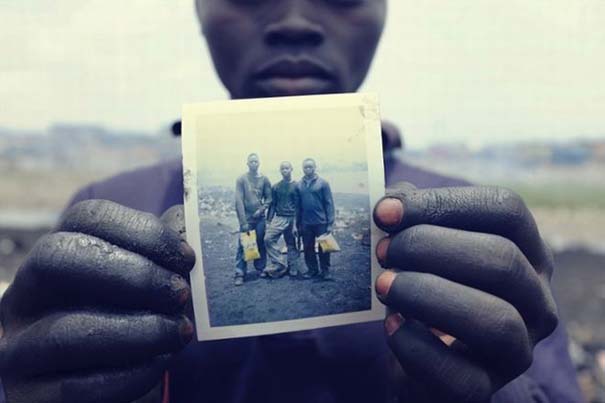 Ο 17χρονος Pieter Adongo κρατά μια φωτογραφία Polaroid μαζί με τους φίλους του Desmond Atanga και Sampson Kwabena. Πολλοί νέοι εργάζονται στην περιοχή